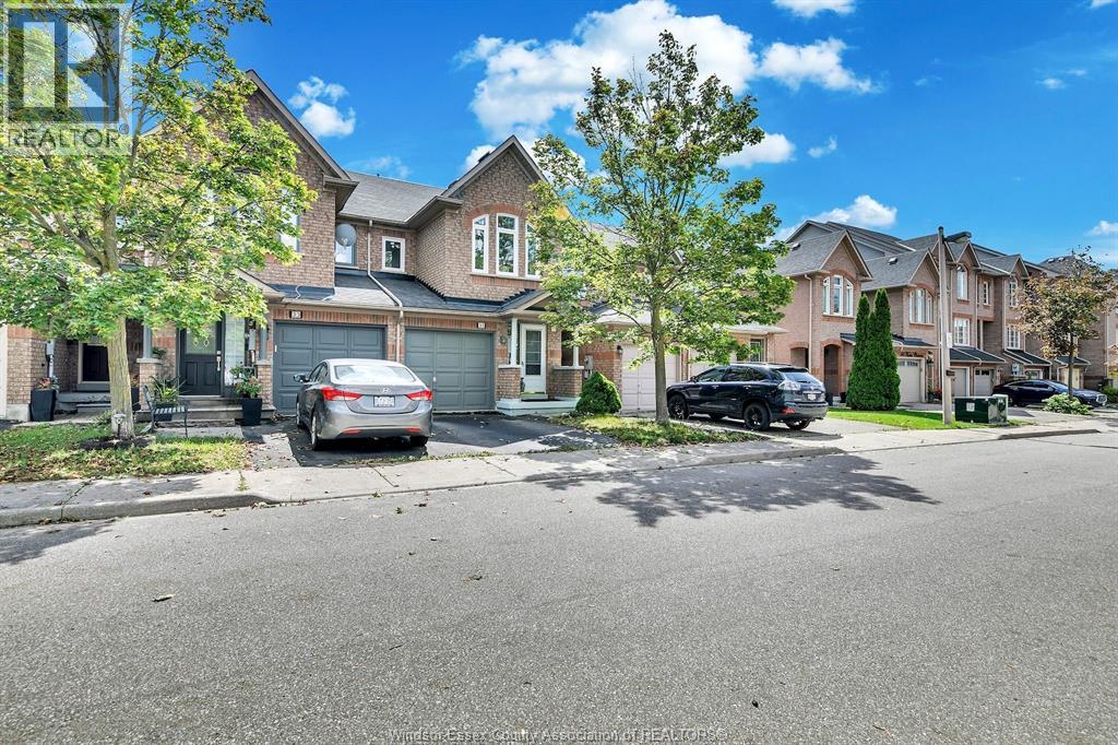 #46 35 TANIA CRESCENT - 34
