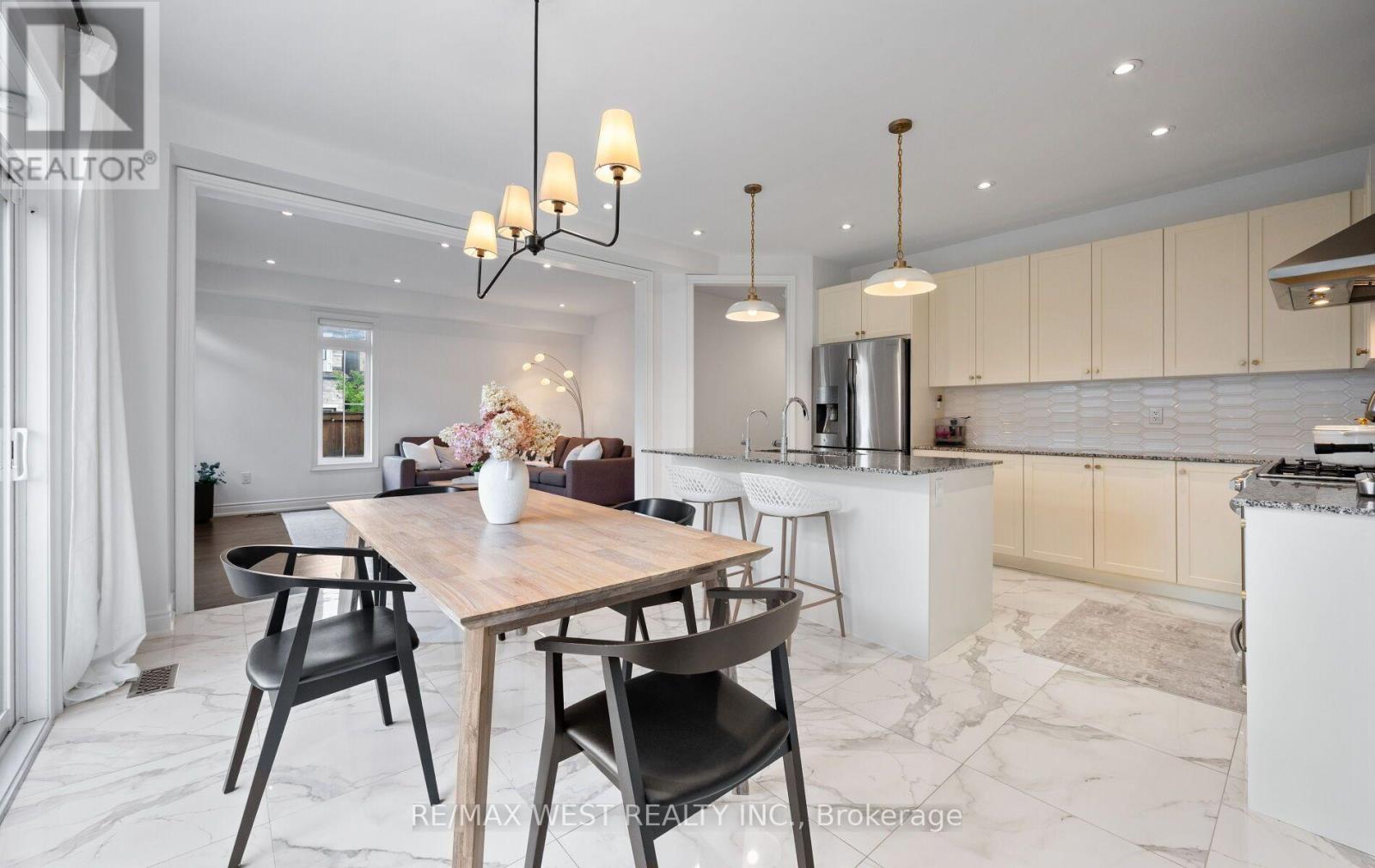 133 ROTONDO CRESCENT - 10