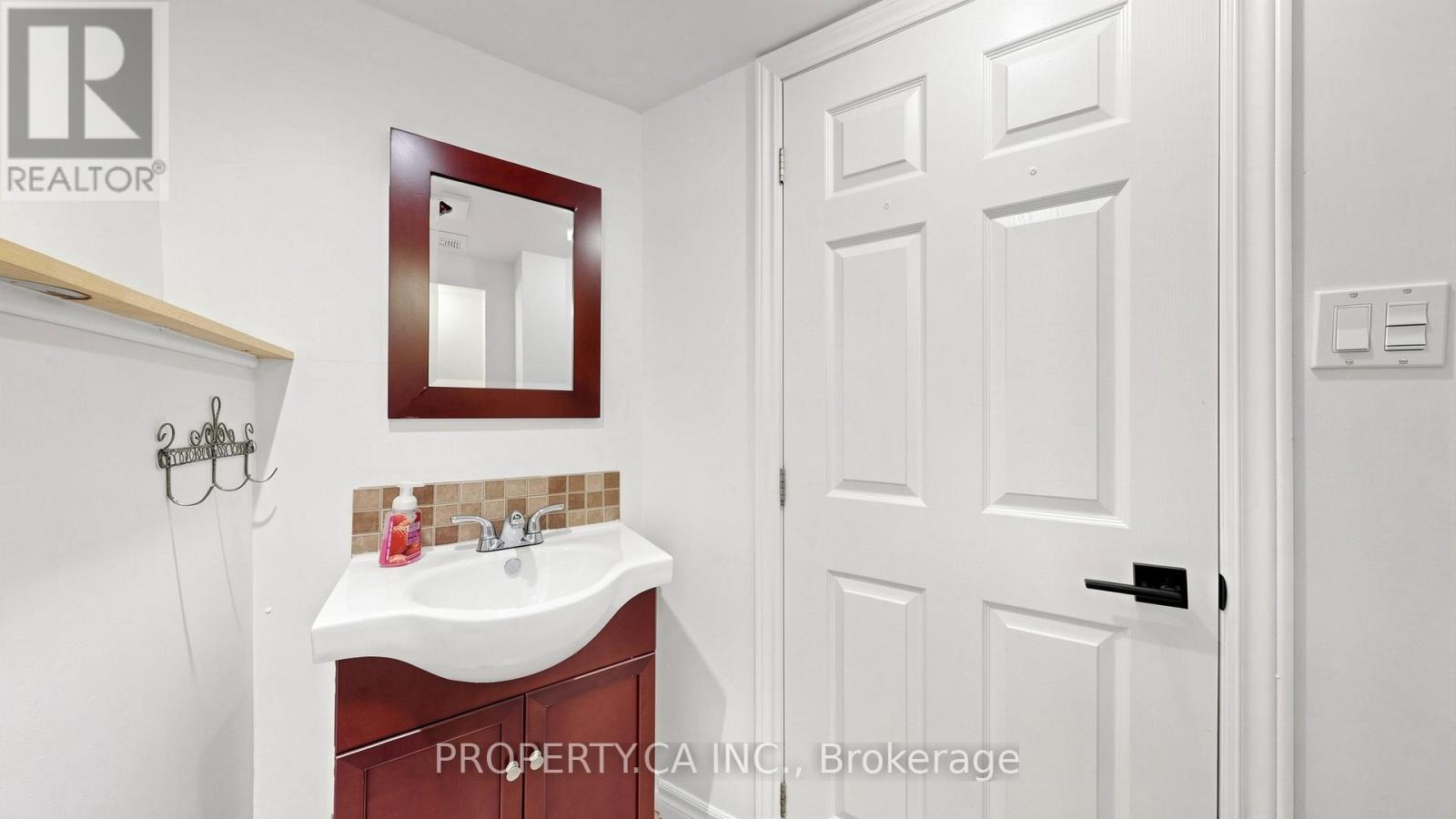 32 HODGINS AVENUE - 43