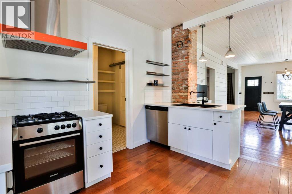 937 10 Street S - 11