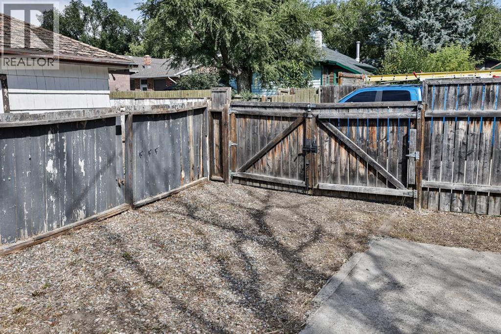 937 10 Street S - 18