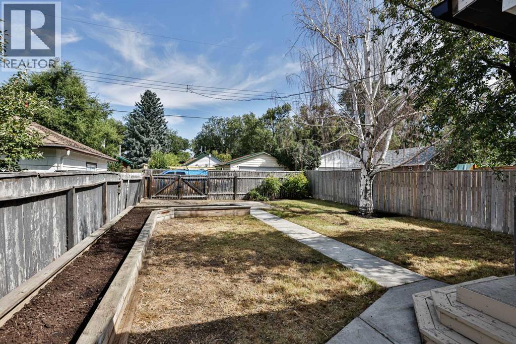 937 10 Street S - 2