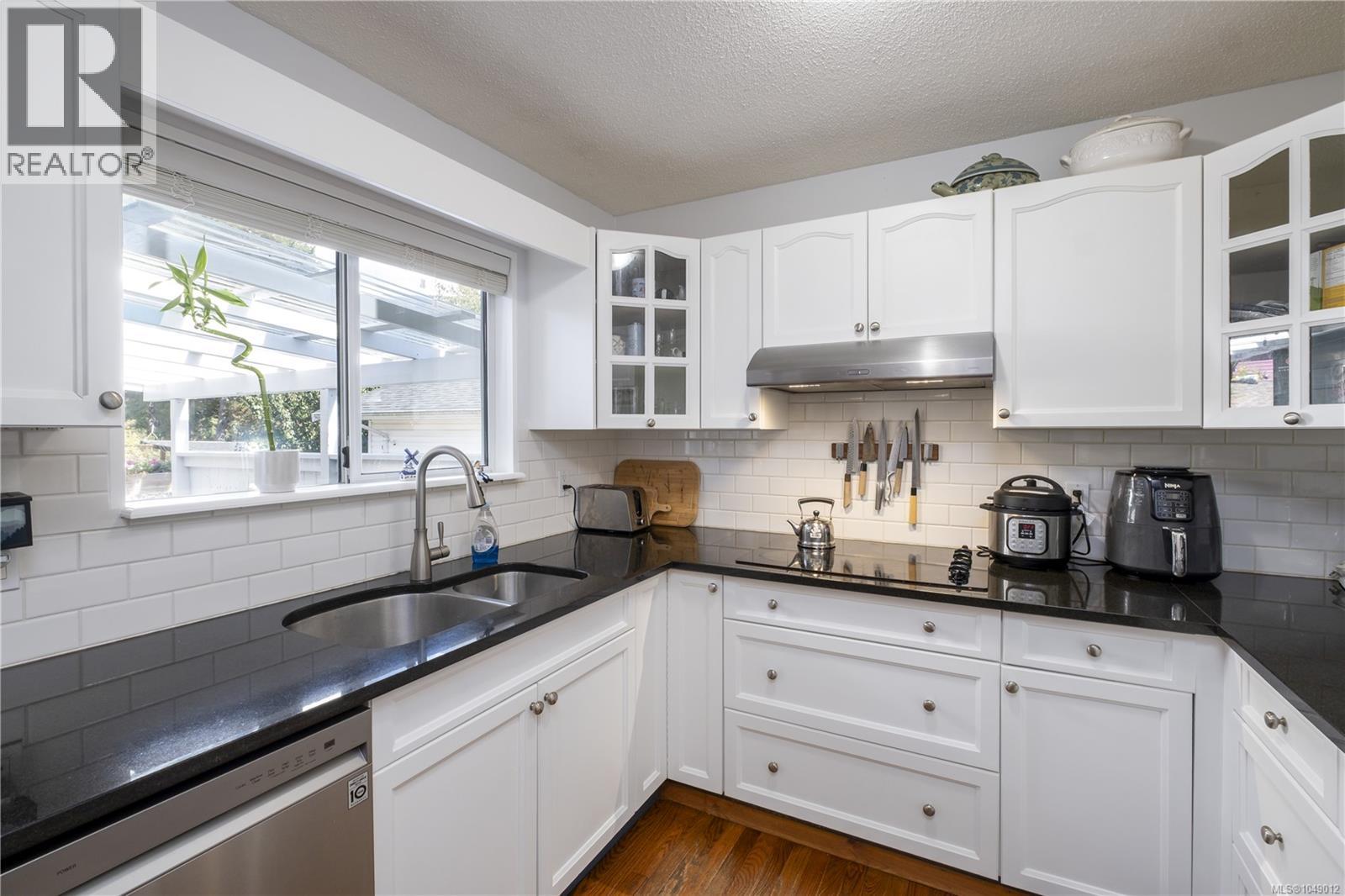 435 CEDAR Cres - 5