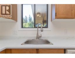 Ensuite - 1389 Hastings St, Saanich, BC V8Z2W6 Photo 9