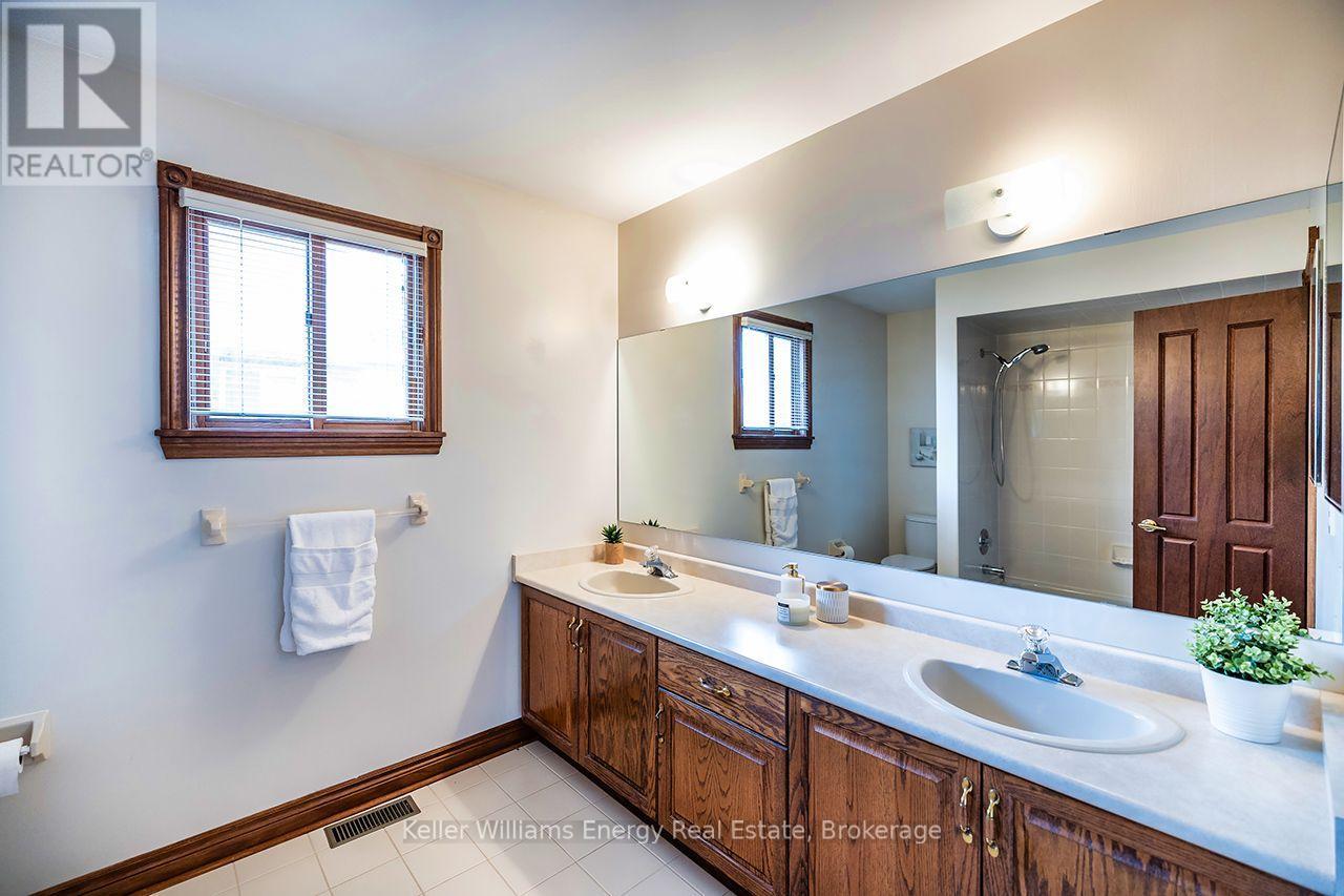 75 WAVERLY STREET N - Image 37
