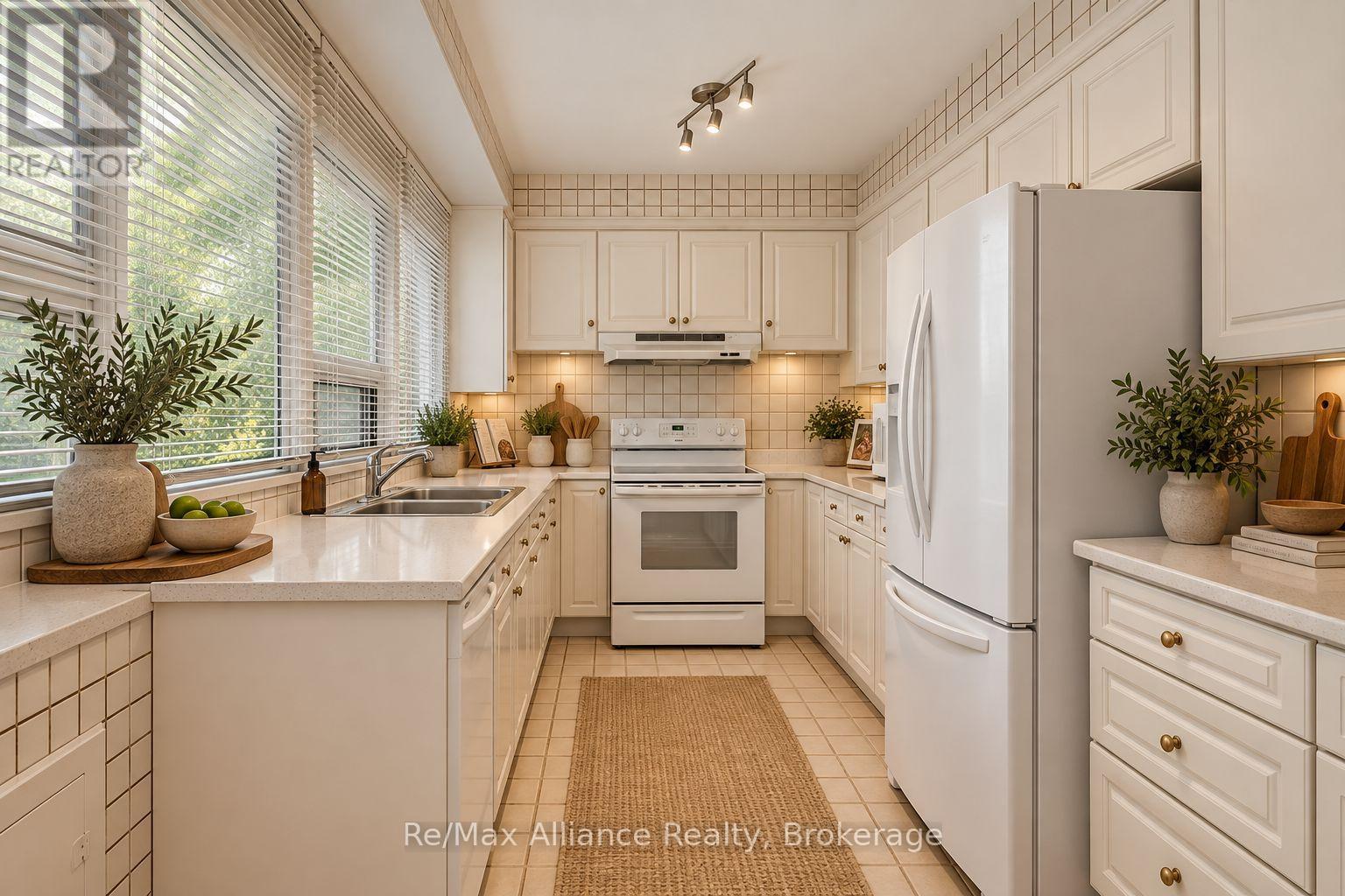 410 THE KINGSWAY - 16