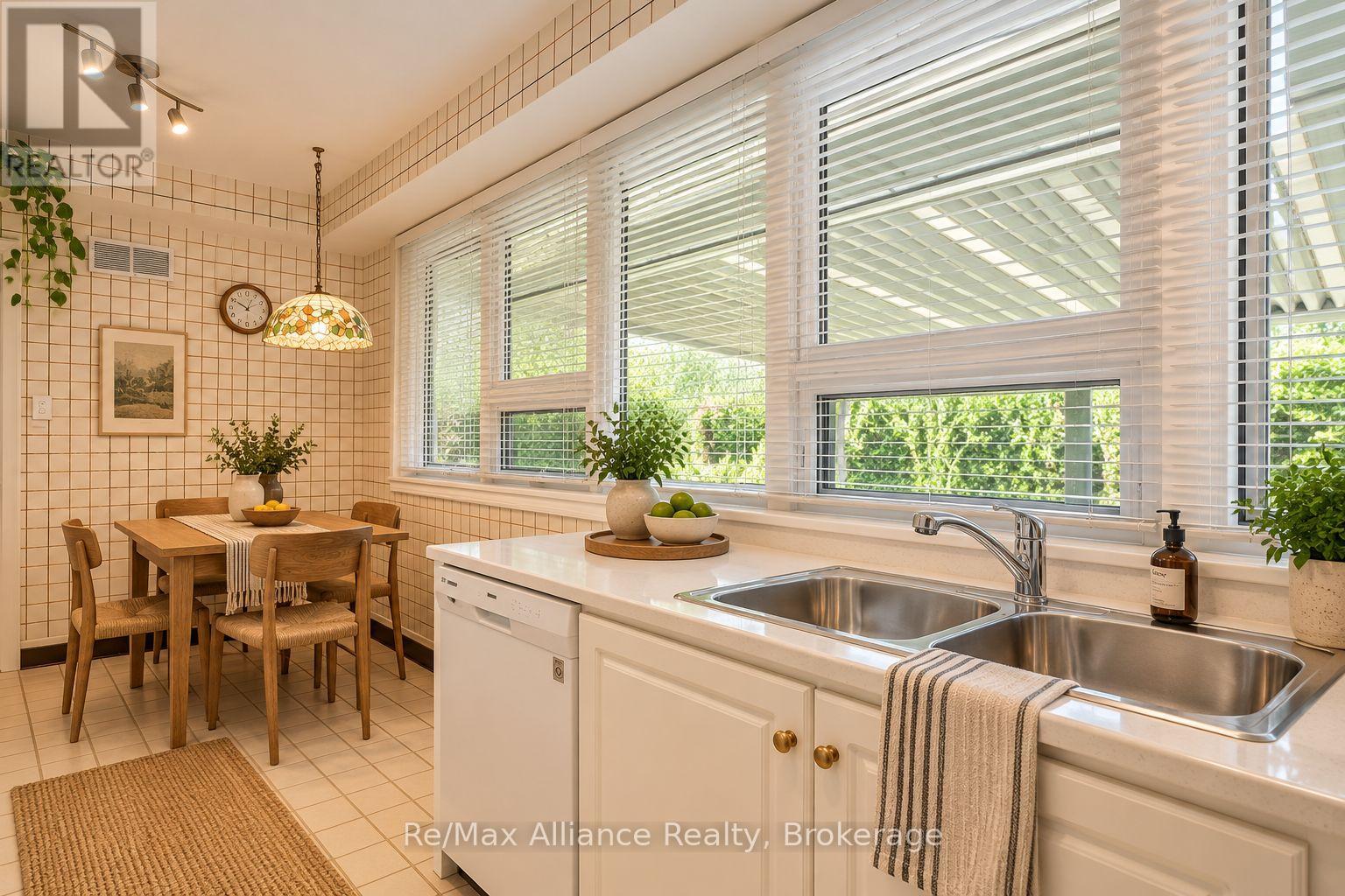 410 THE KINGSWAY - 19