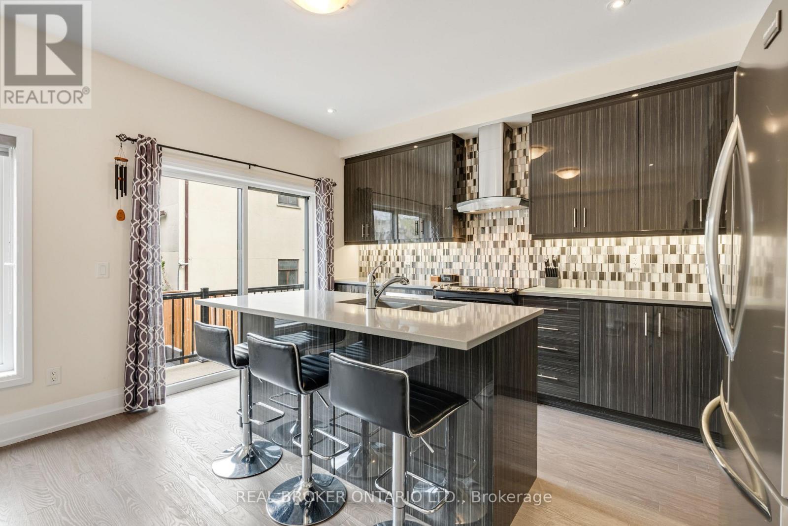 7 KENNETH WOOD CRESCENT - 11