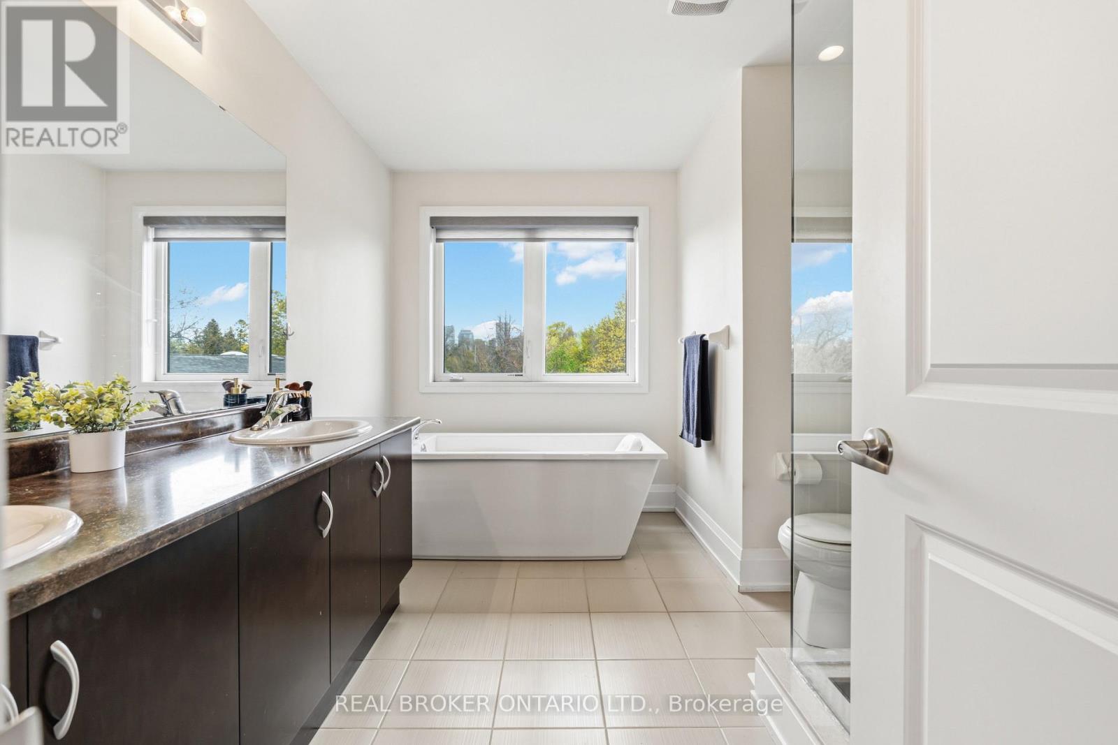7 KENNETH WOOD CRESCENT - 32