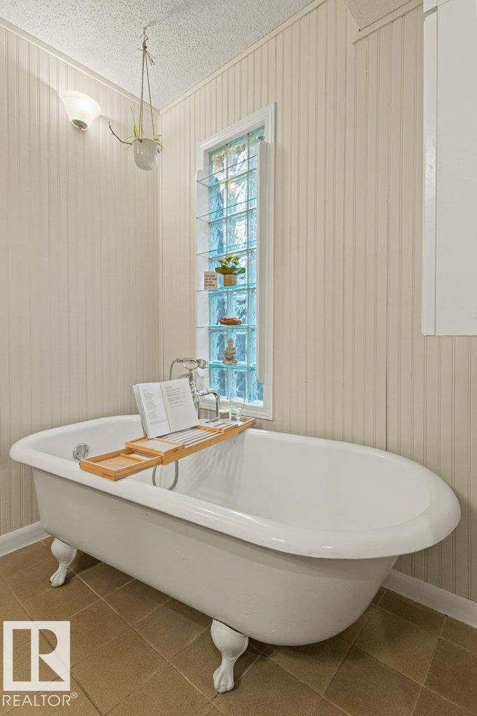 5607 107 ST NW - 24