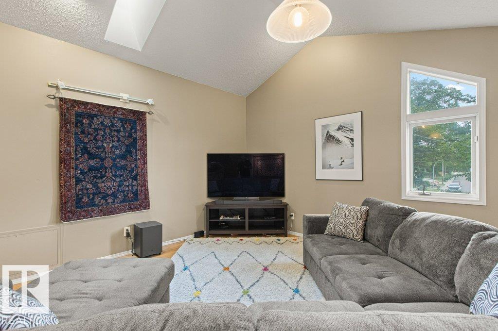 5607 107 ST NW - 35