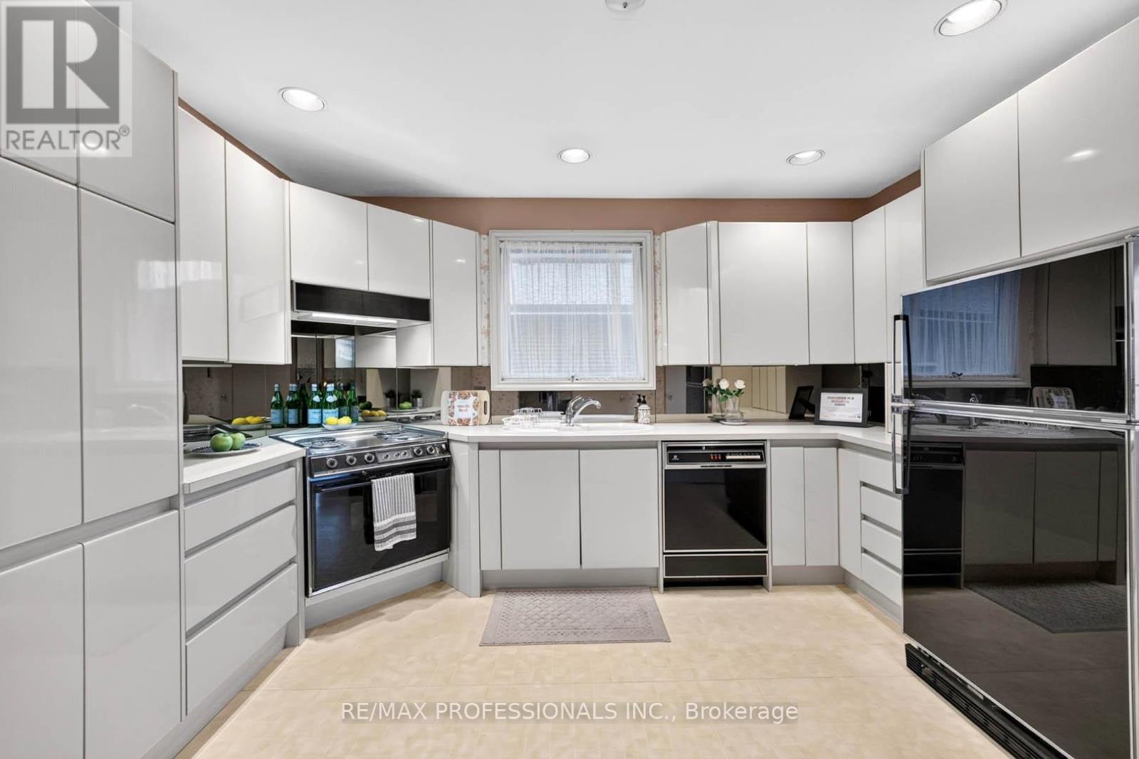 28 BASKERVILLE CRESCENT - 13