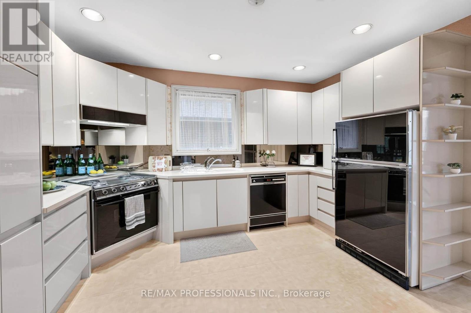 28 BASKERVILLE CRESCENT - 14