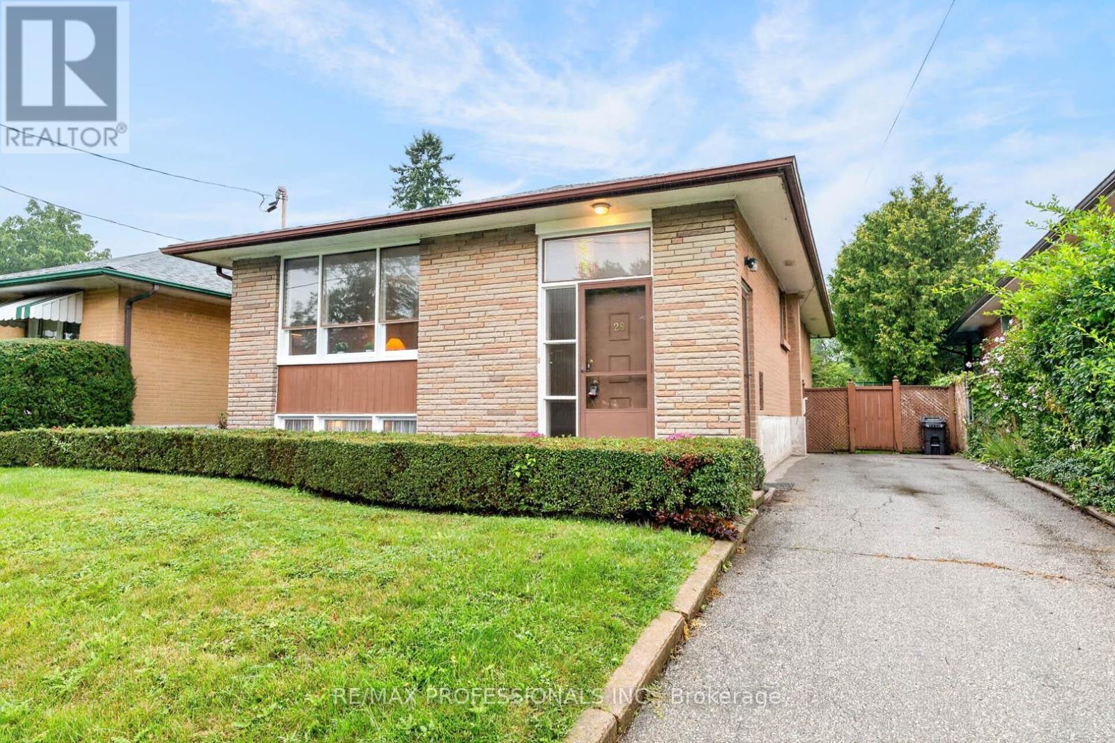 28 BASKERVILLE CRESCENT - 2