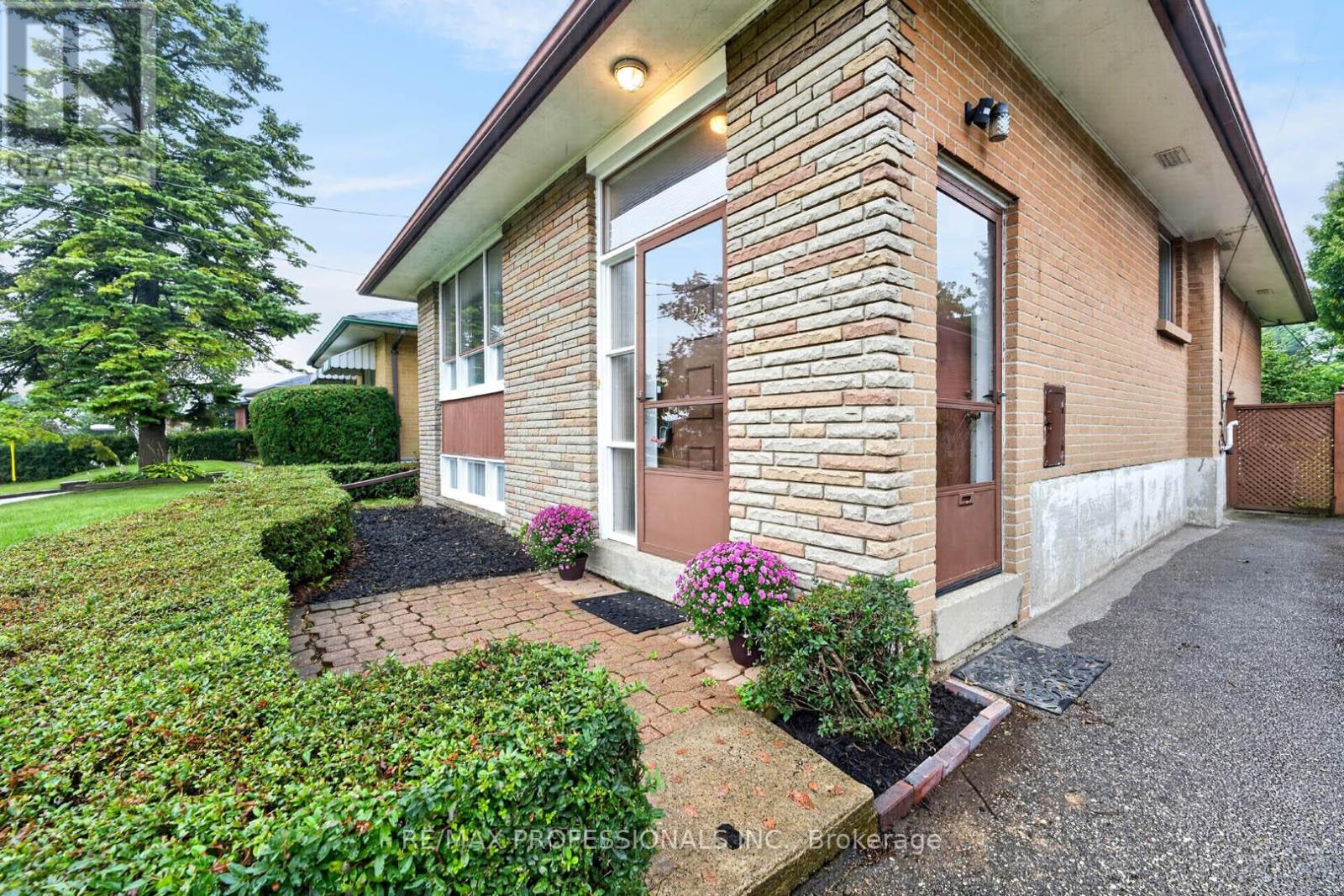 28 BASKERVILLE CRESCENT - 3