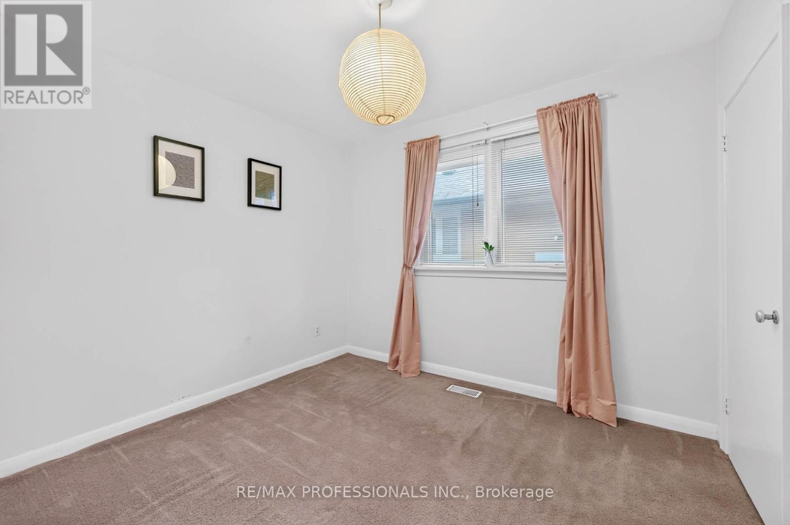 28 BASKERVILLE CRESCENT - 30