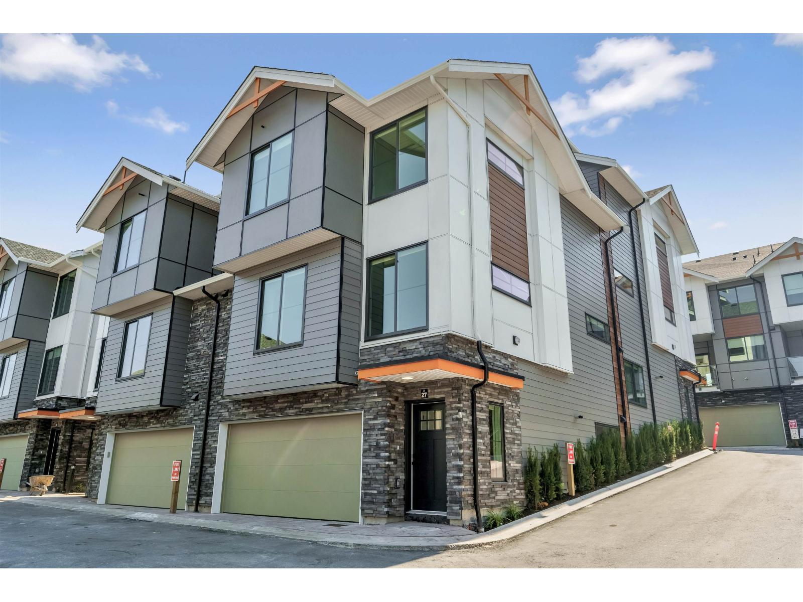 3 Bed, 4 Bath House for Sale in Surrey – 26 6035 141 STREET, Surrey – MLS# R3160230 - Image 2