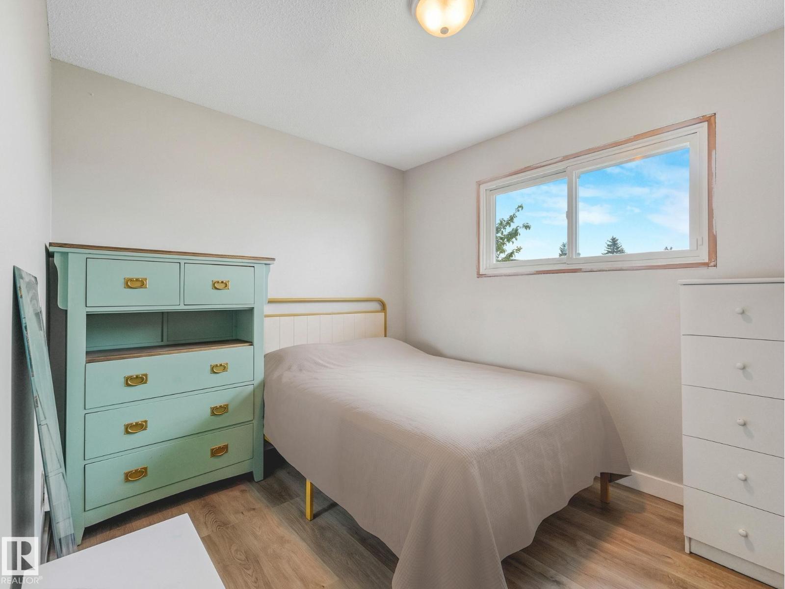 13807 92 ST NW - 21