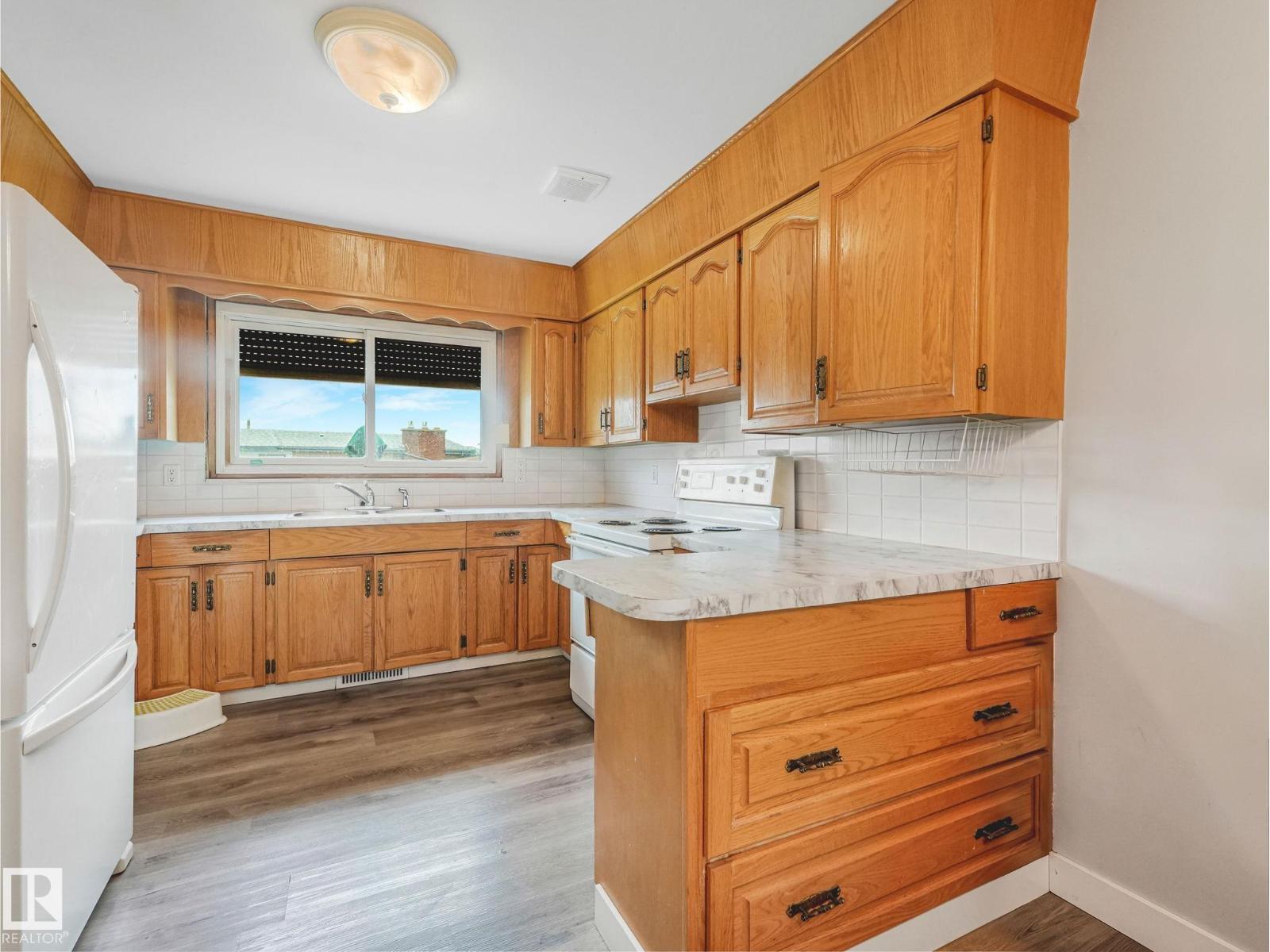 13807 92 ST NW - 8