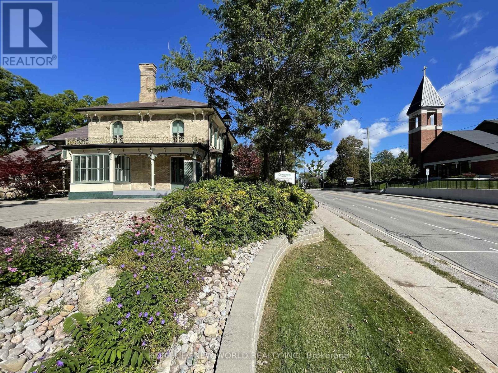 15342 Yonge photo 2