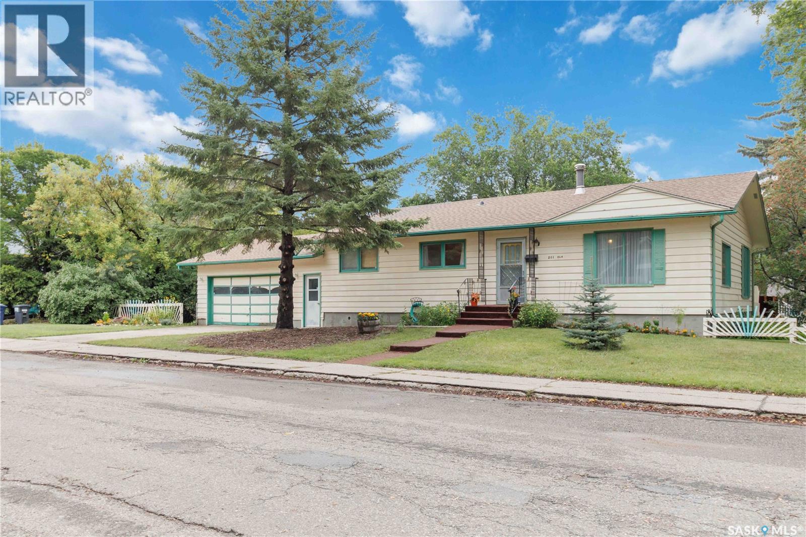 201 Elm STREET, Saskatoon Saskatchewan — photo 2
