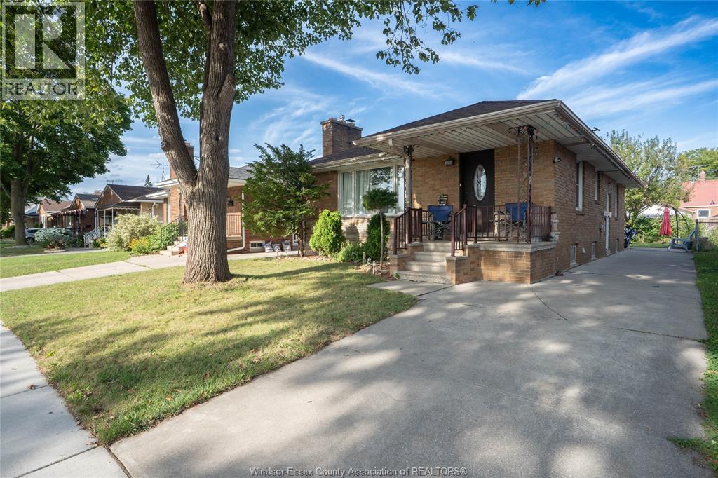 2250 Woodlawn AVENUE - 2