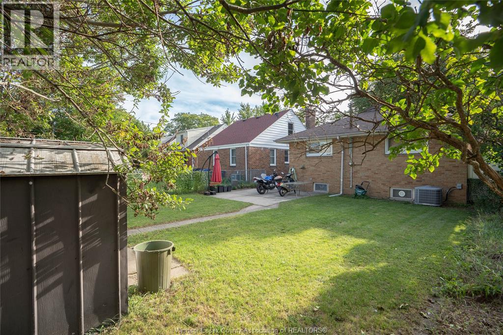 2250 Woodlawn AVENUE - 24