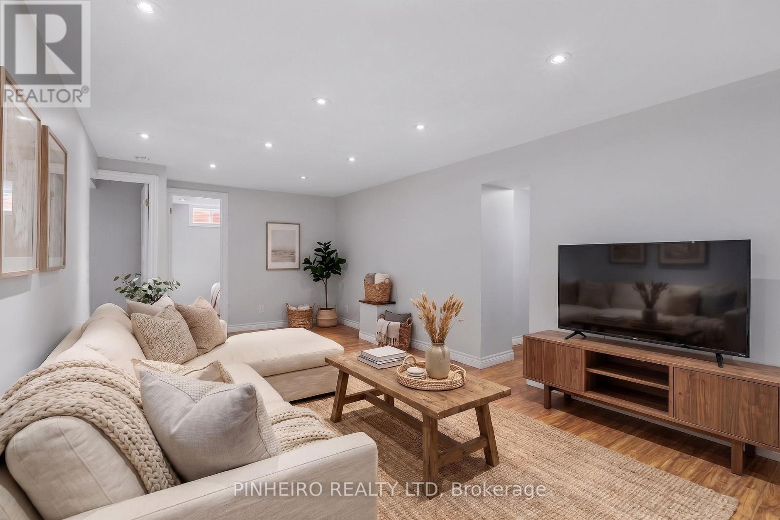 1811 WHITEHALL DRIVE - 44