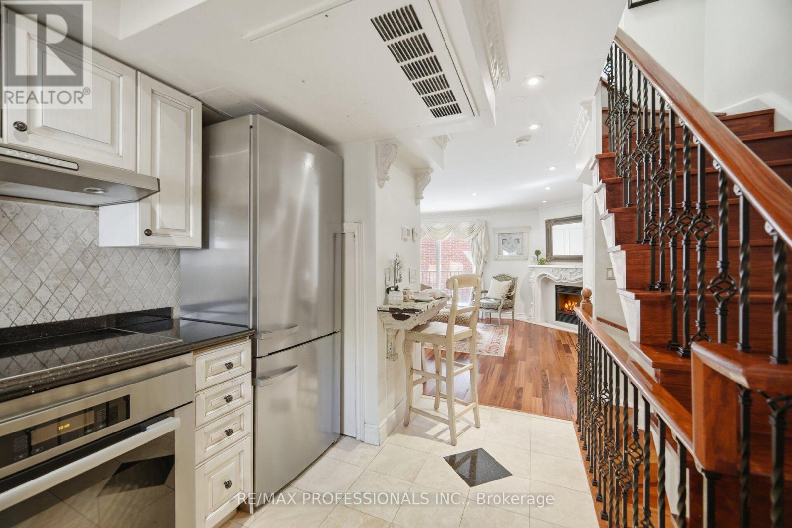 #10 228 ST GEORGE STREET - 16