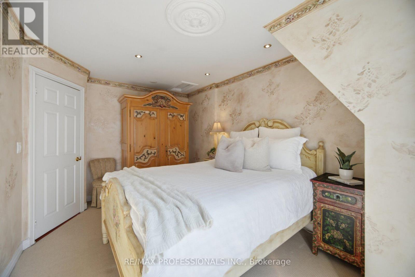 #10 228 ST GEORGE STREET - 24