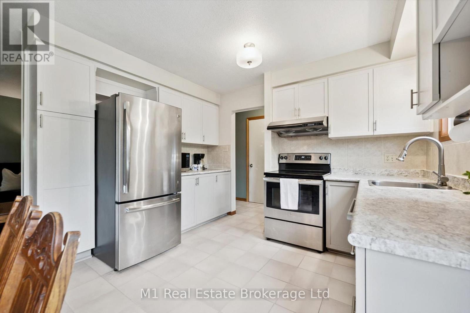 216 PARKSIDE DRIVE E - 10