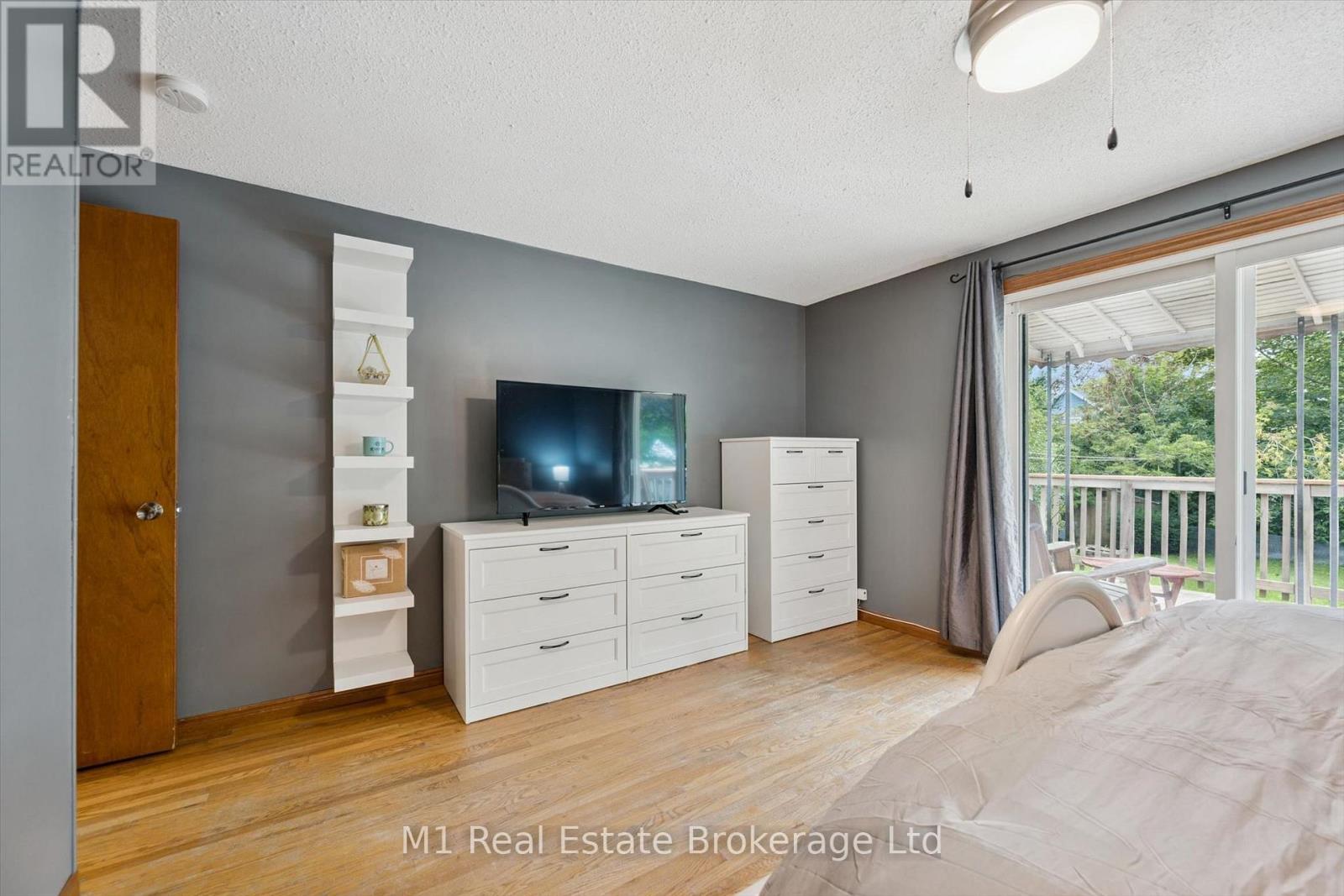 216 PARKSIDE DRIVE E - 24