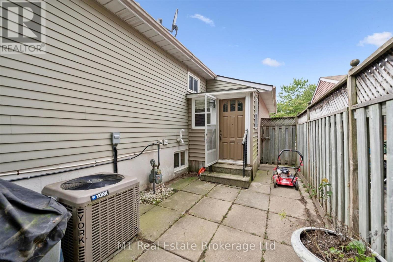 216 PARKSIDE DRIVE E - 33