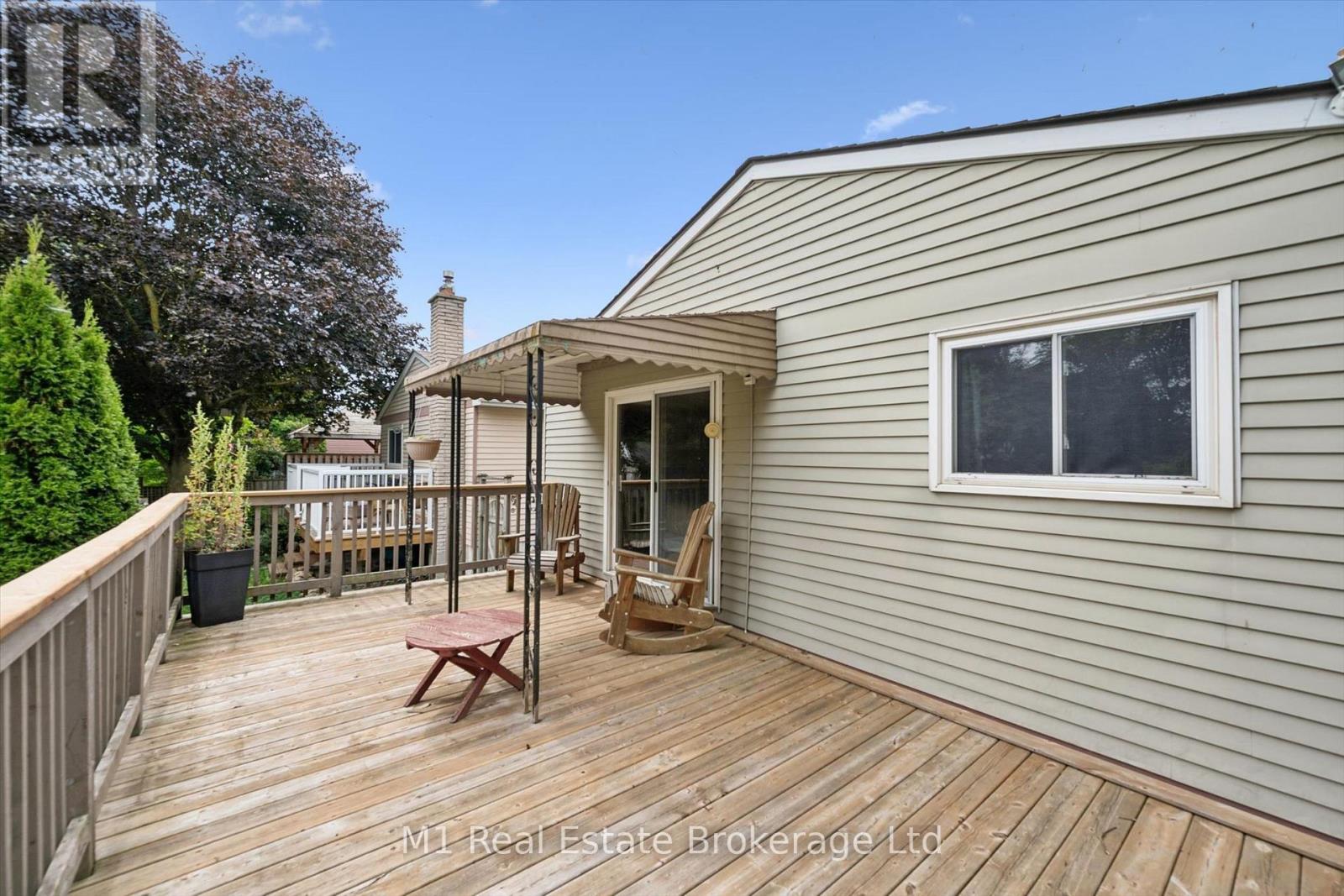 216 PARKSIDE DRIVE E - 35