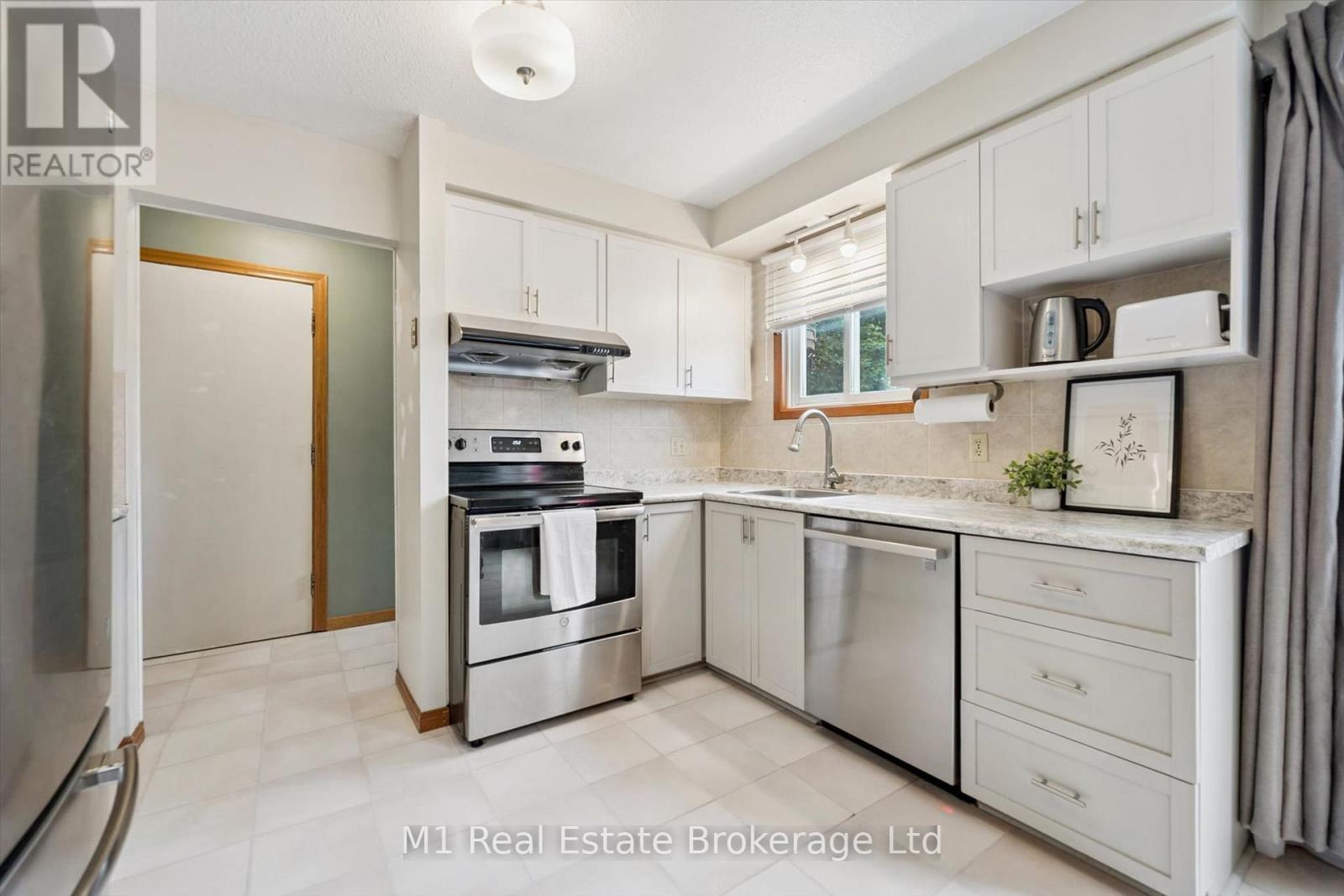 216 PARKSIDE DRIVE E - 8