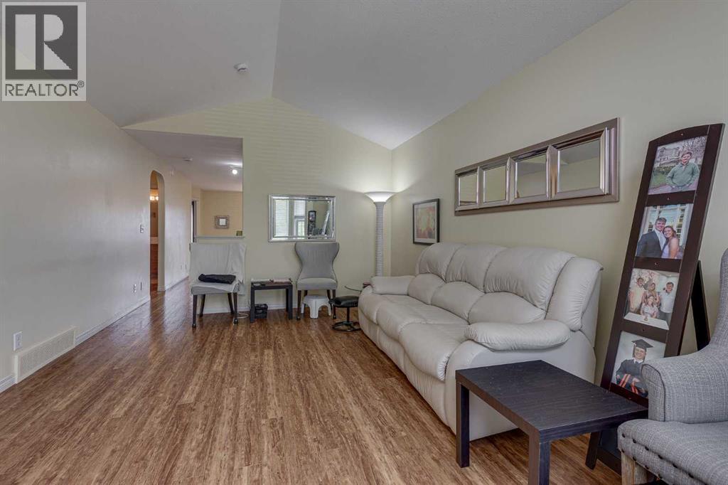Listing photo – 4 Ing Close, Red Deer