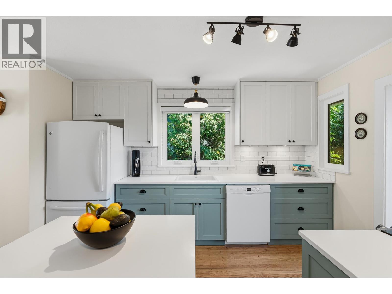 6577 MARINE DRIVE, West Vancouver