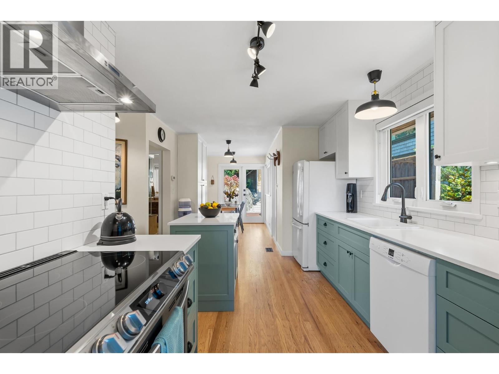 6577 MARINE DRIVE, West Vancouver