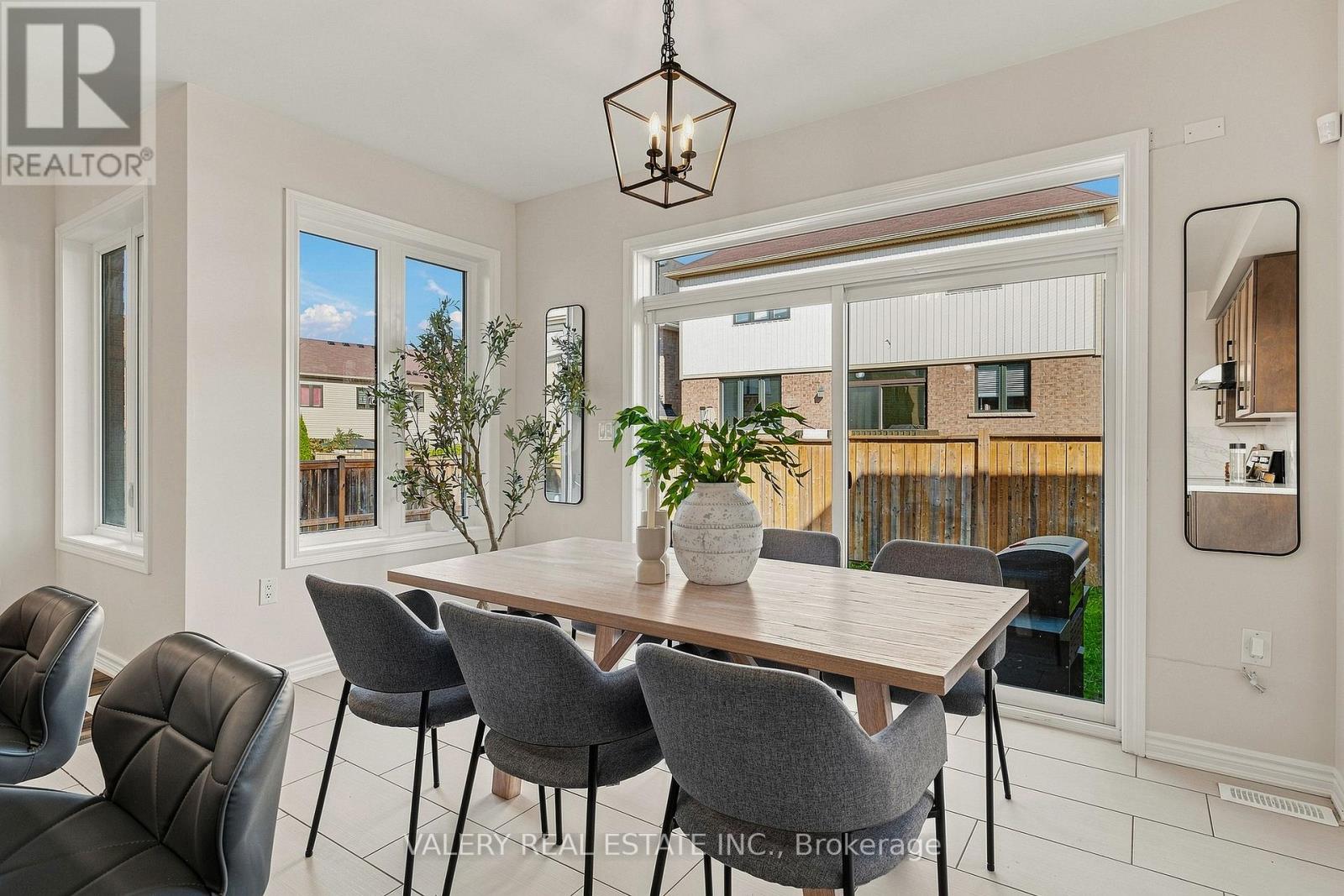 32 MONTROSE AVENUE - 23