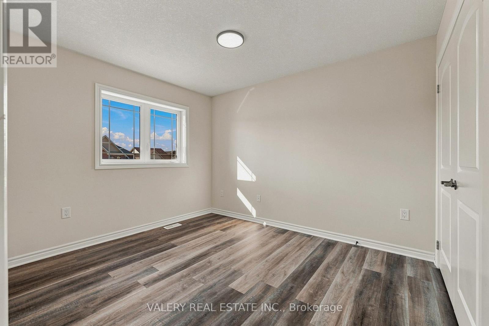32 MONTROSE AVENUE - 40