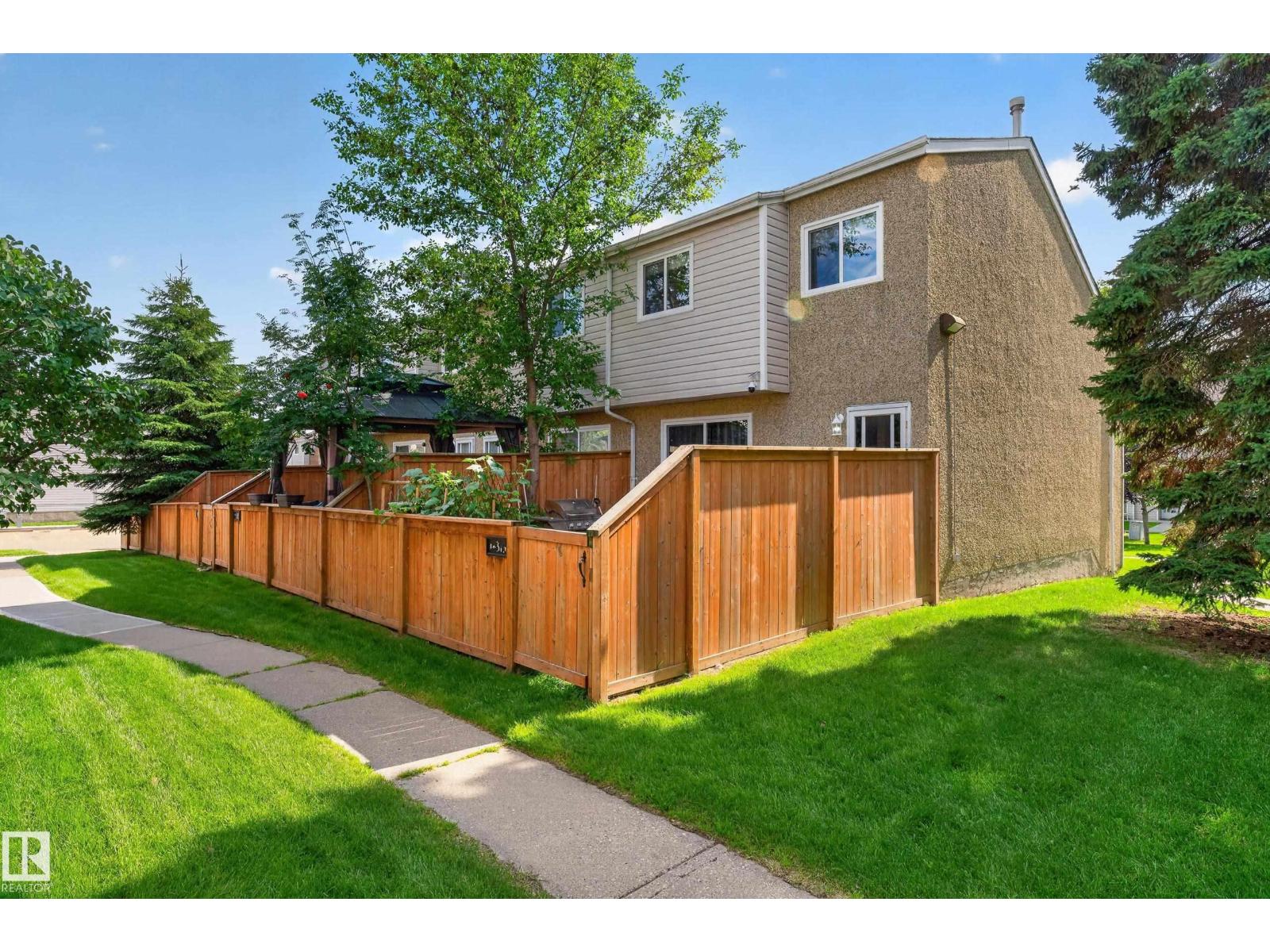 18319 93 AV NW - 32