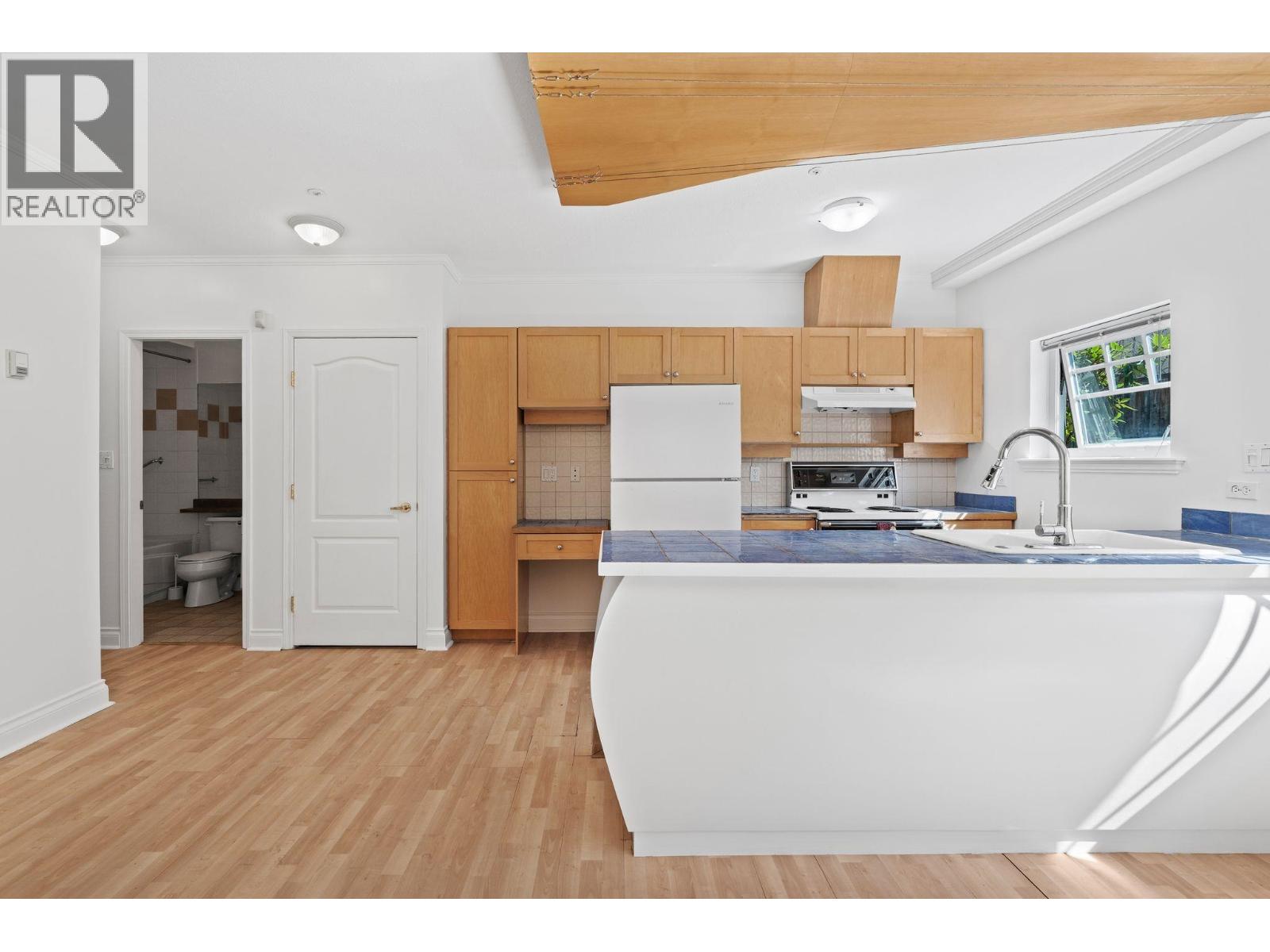3027 W 7TH AVENUE, Vancouver — photo 3