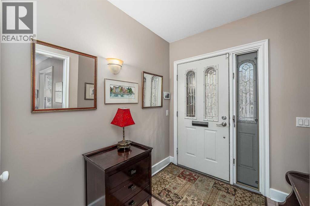 525 Alexander Crescent NW - 5