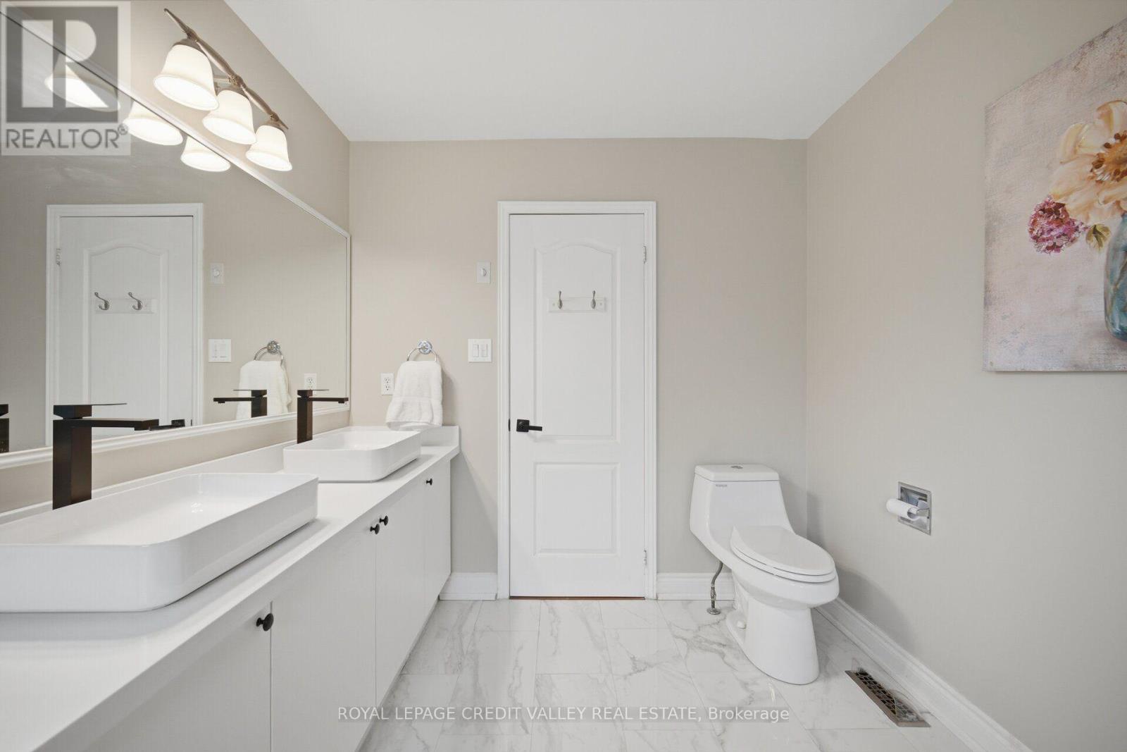8 LIVINGSTON DRIVE - 22