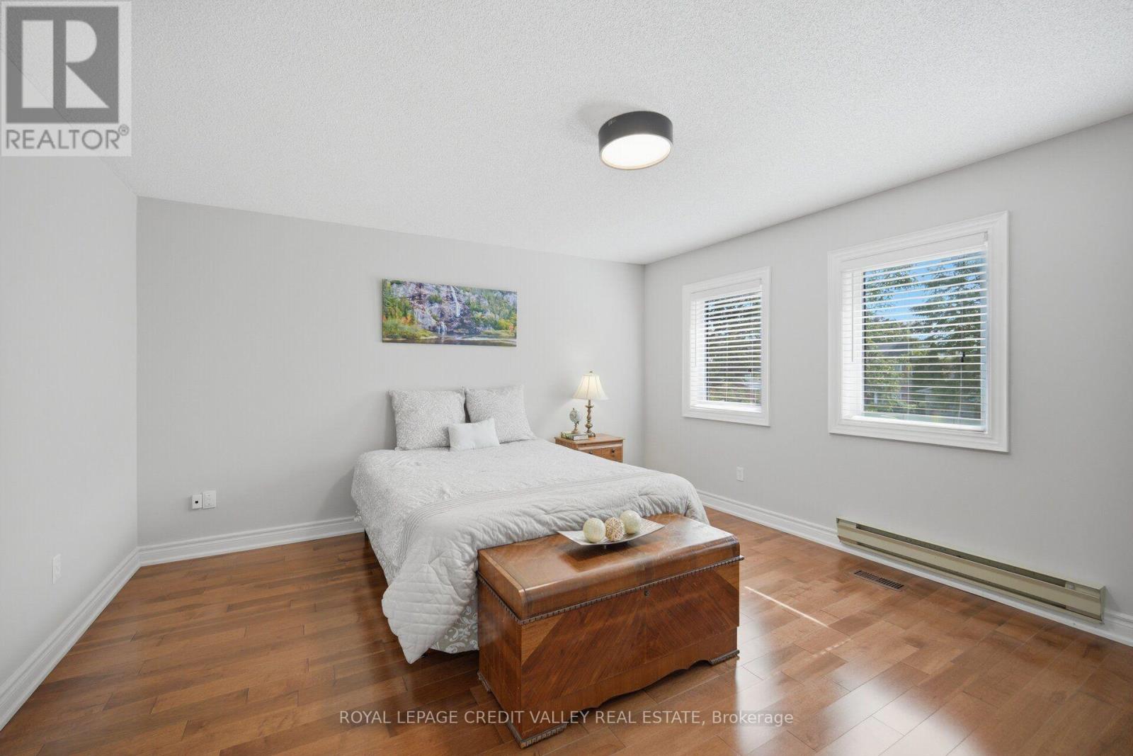 8 LIVINGSTON DRIVE - 25