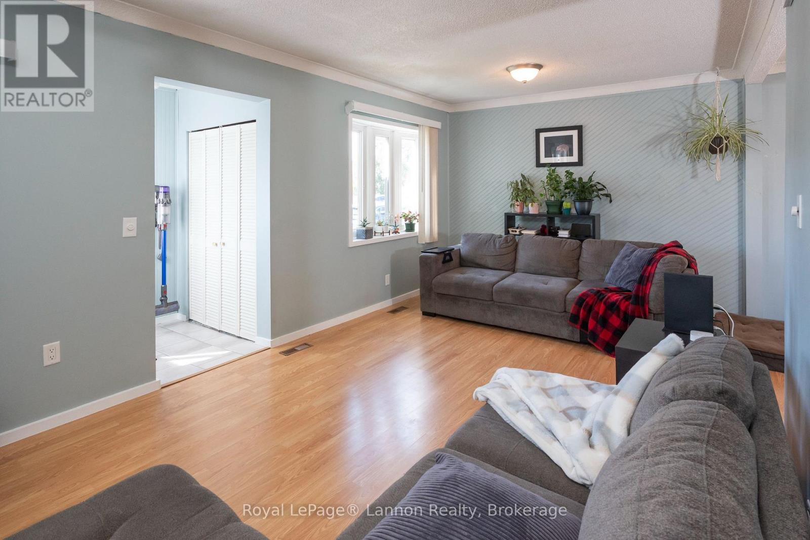 368 MCINTYRE STREET N - 5