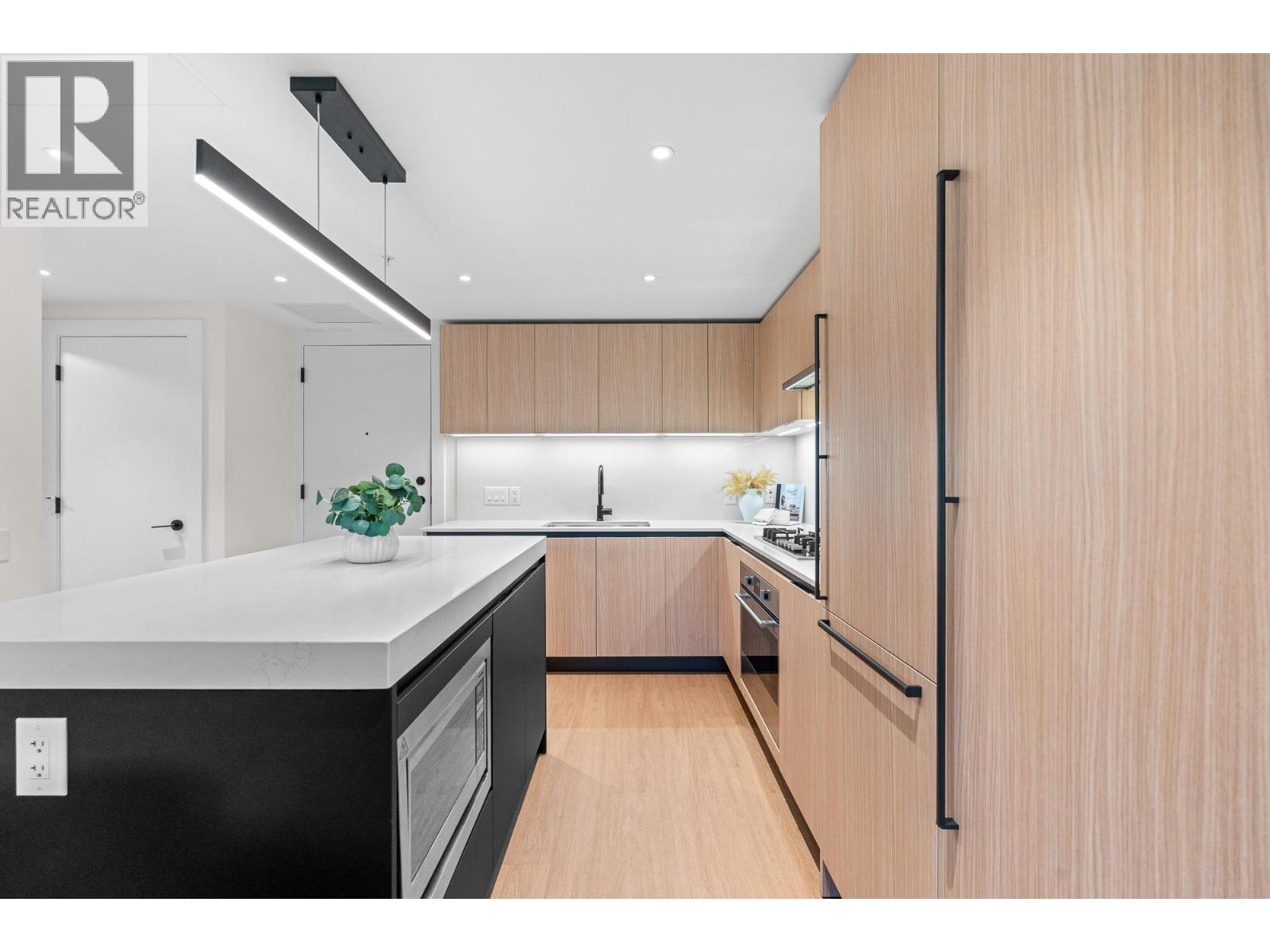 410 2235 E BROADWAY, Vancouver - Image 1