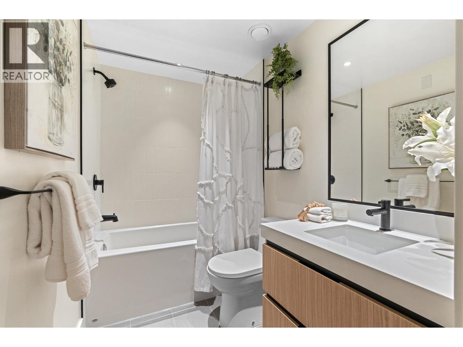 410 2235 E BROADWAY, Vancouver - Image 1