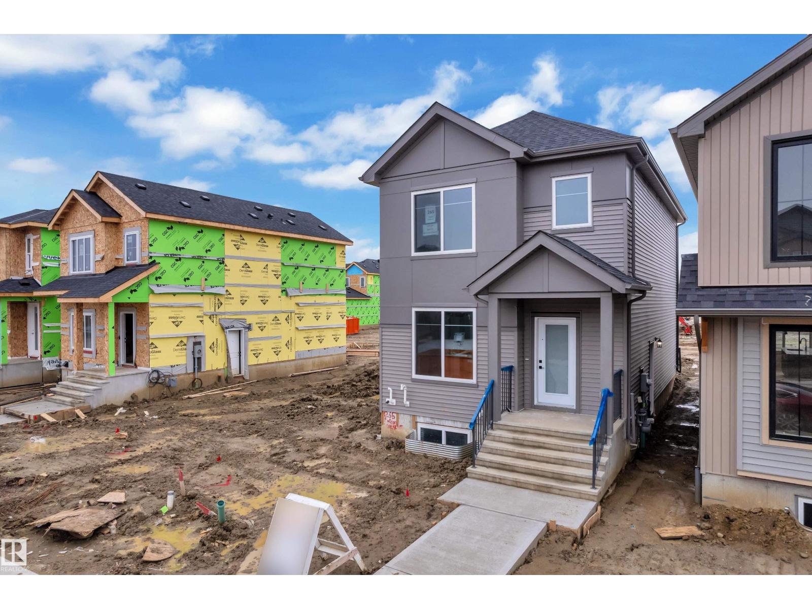 265 Falcon CR, Woodbend, Leduc photo 2