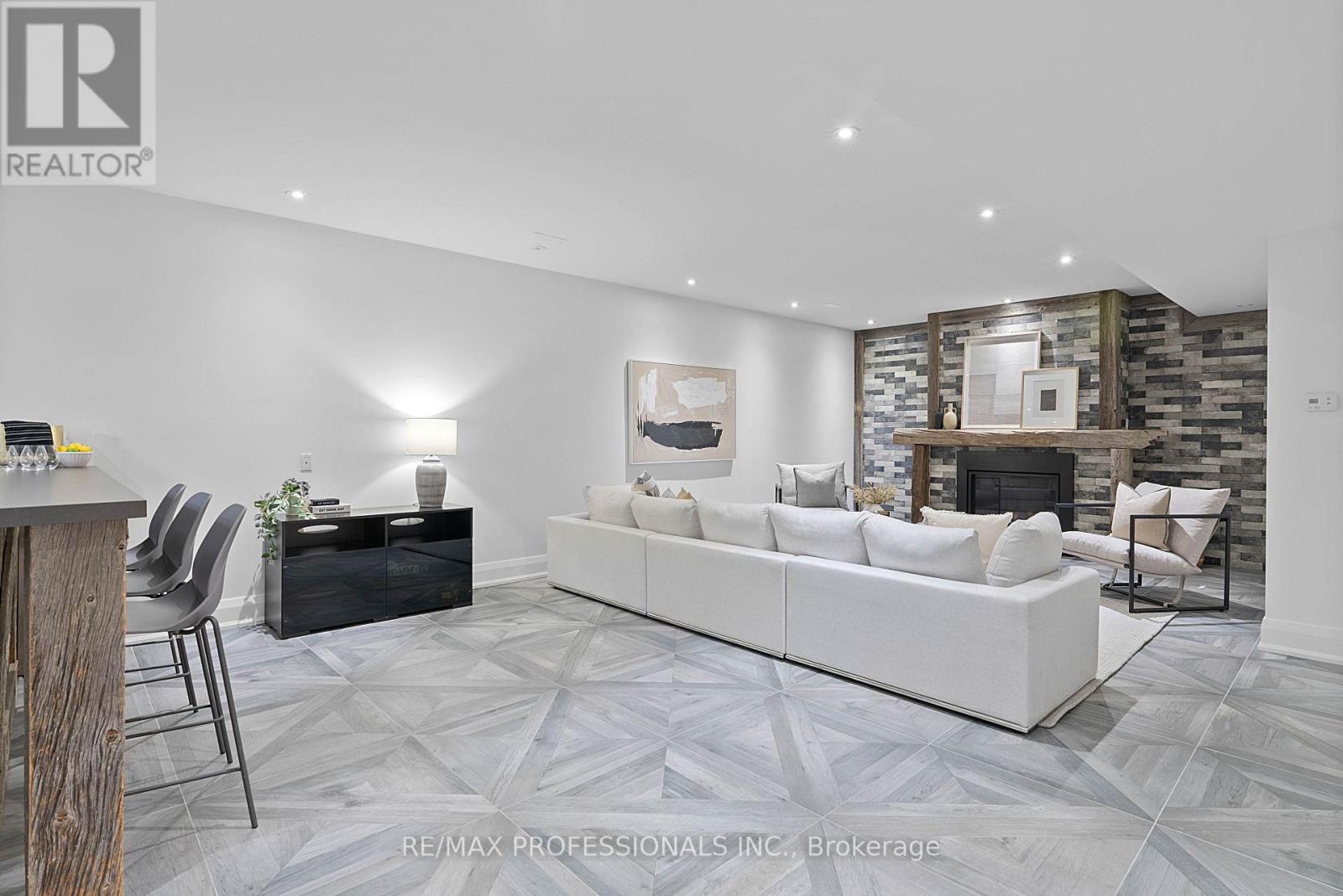 146 THOMPSON AVENUE - Image 36
